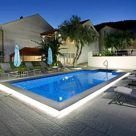 Semper - Heated Pool Apartment