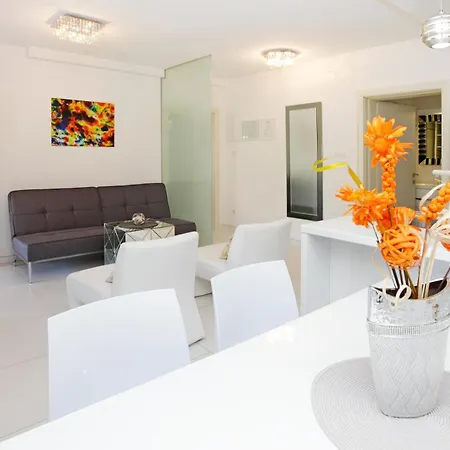 Semper - Heated Pool Apartment