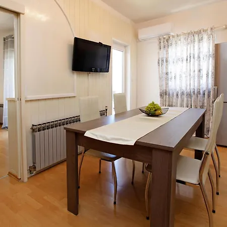 Semper - Heated Pool Apartment *