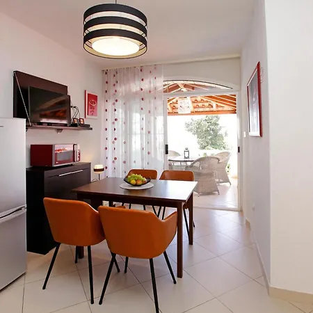Semper - Heated Pool Apartment
