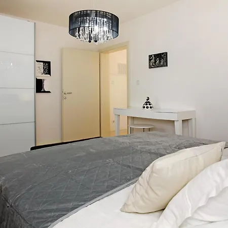 Semper - Heated Pool Apartment