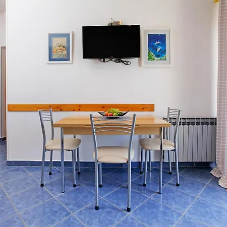 Semper - Heated Pool Apartment