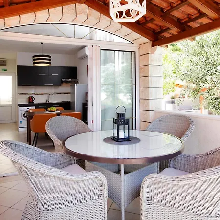 Semper - Heated Pool Apartment Bol